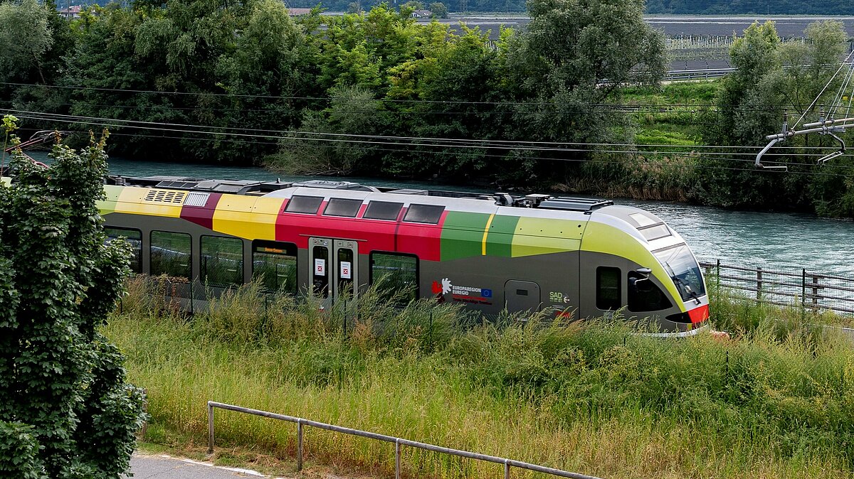 Un treno sulla linea Merano-Bolzano