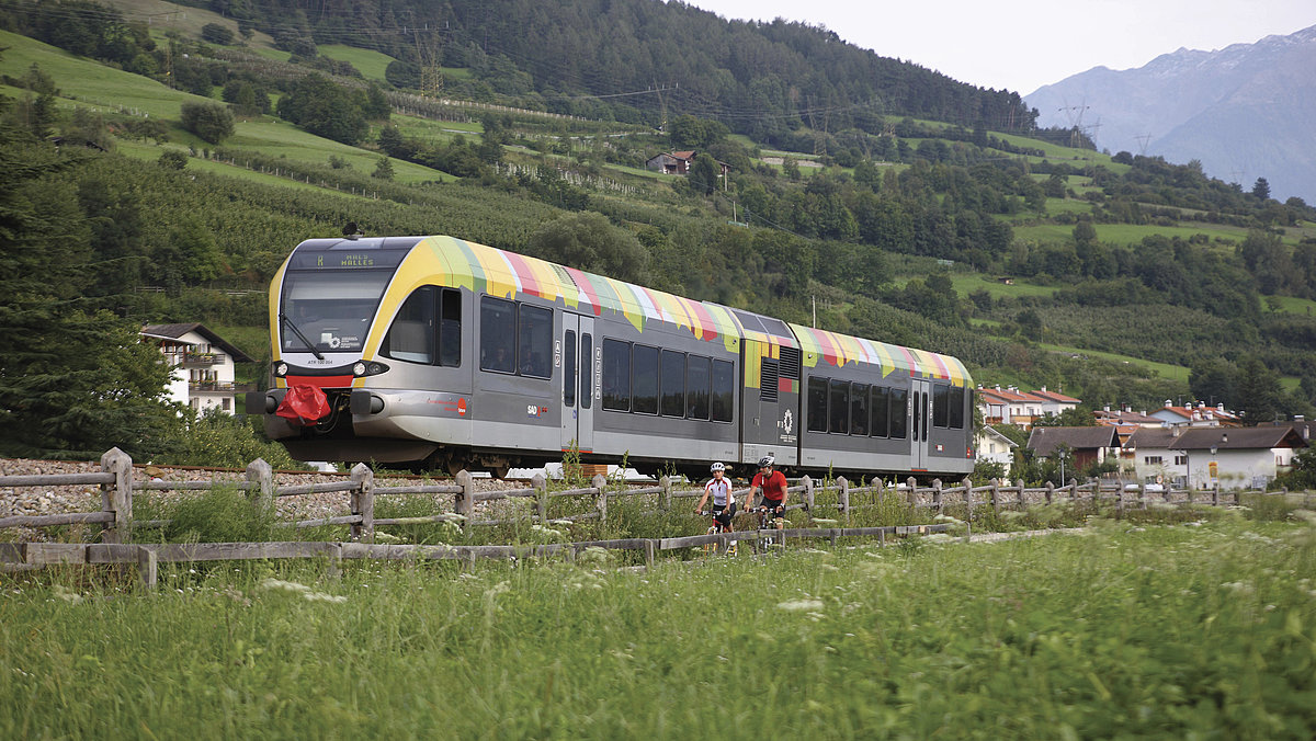 Il treno della Val Venosta e alcuni ciclisti